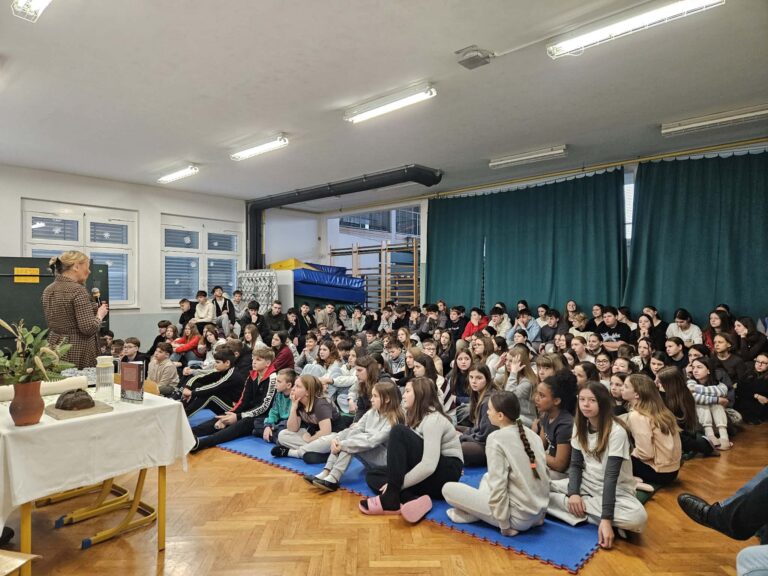 MESEC PISANJA Z ROKO IN KULTURNI DAN POD NASLOVOM »HUMOR JE NAJBOLJŠE ČRNILO!«